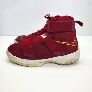 Nike LeBron Soldier 10 Team Burgundy Basketball Size 5Y 6.5 Women Shoes
